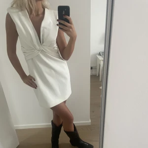 Vit zara klänning - Kostymklänning från zara, säljer pga för stor. Strl M