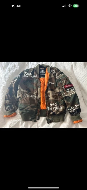 Limited edition Alpha Industries (Unisex) - Storlek S men passar även M  En väldigt unik jacka som jag till och med blivit stannad på gatan för av människor som velat köpa den.  Nu behöver jag sälja den trots att det gör lite ont i själen.   Nypris 4600 men den säljs inte längre. Pris kan diskutera