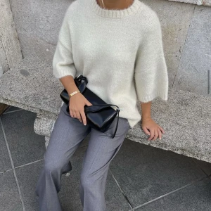 Stickad T-shirt Moa Mattson - Säljer denna snygga och populära stickade t-shirten från Nakd x Moa Mattson. Helt ny och oanvänd med lappar kvar😊Slutsåld på hemsidan!