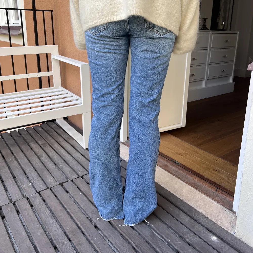 Högmidjade byxor från pull&bear med hål i knäna, de har även liten slits längst ner  Midjemått 72 cm. Jeans & Byxor.