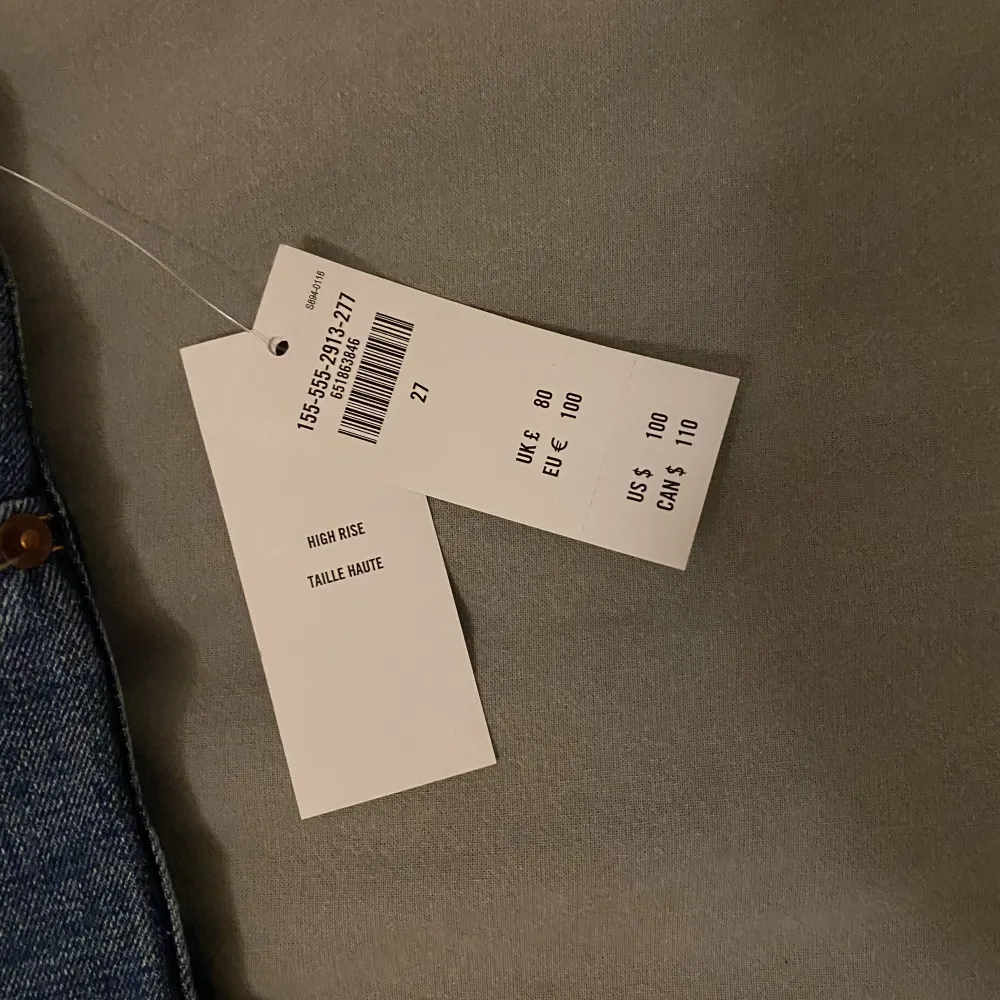 Helt nya Abercrombie & Fitch jeans i modellen ”the mom high rise”. Storlek 27 & längd 4. . Jeans & Byxor.