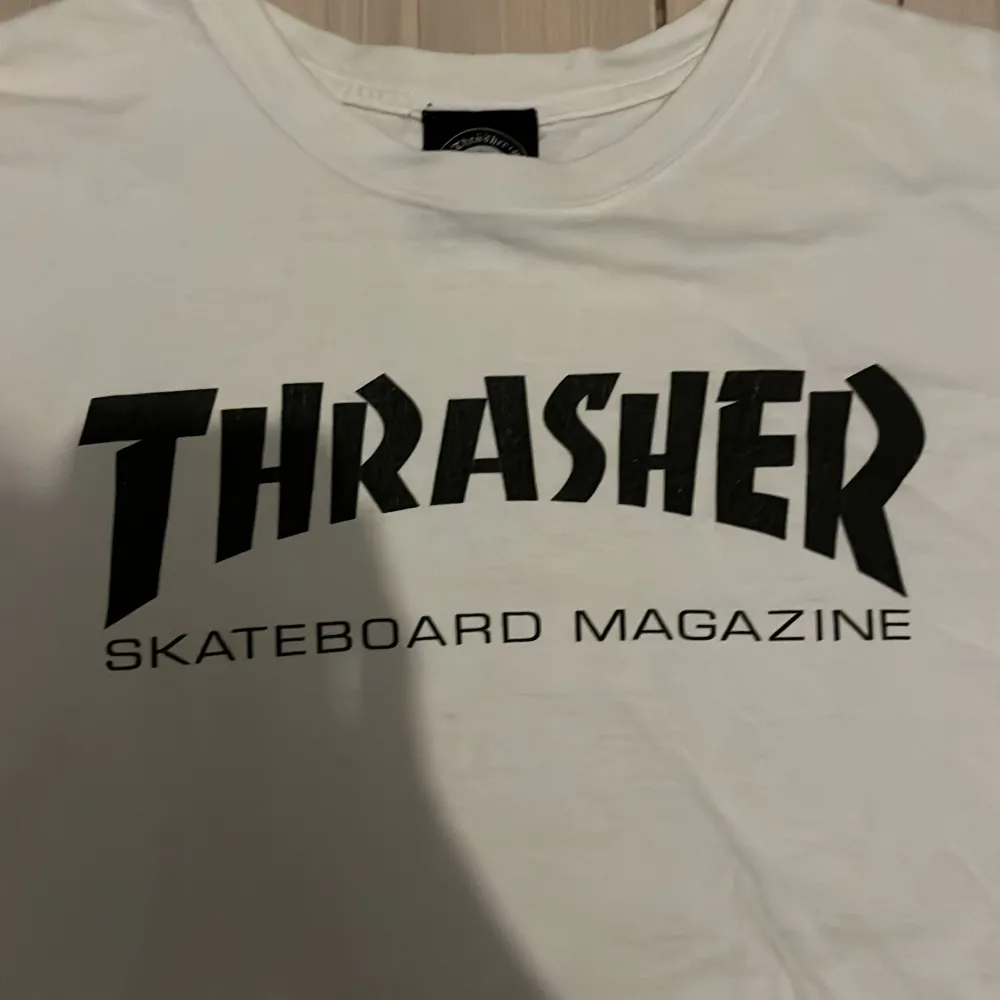 Tja! Säljer denna snygga Thrasher T-shirten för att den inte kommer till användning. T-shirten har inga defekter. Hoppas du vill köpa! Kolla gärna in mina andra annonser också!. T-shirts.