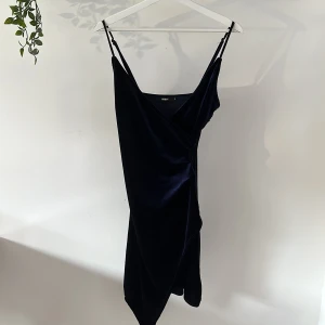 Klänning Bikbok - Storlek S Kort klänning i sammet Använd en gång