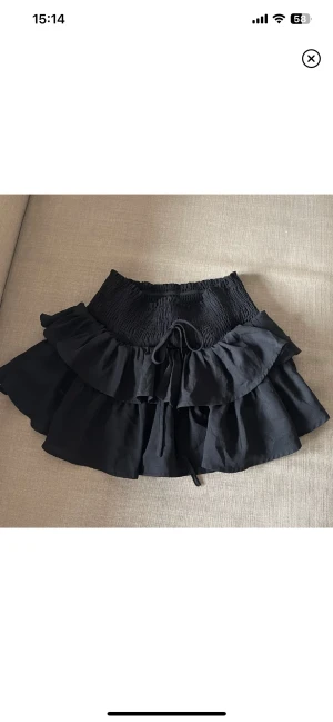 Svart kjol  - En svart kjol, lite kortare i modellen men det är också byxor under. 