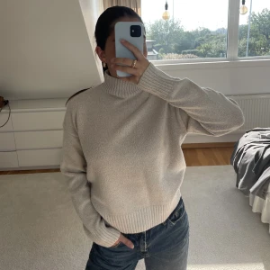 Beige stickad tröja  - Beige/vit stickad beige tröja