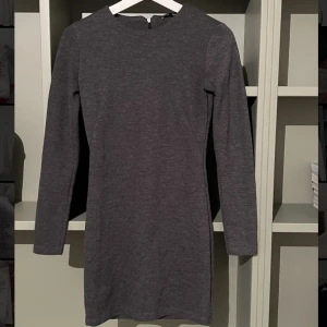 Långärmad klänning - Långärmad klänning med tjockt tyg. Passar fint med boots till hösten💛