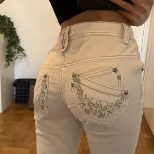 Säljer dessa supersnygga jeans då de är för stora för mig! Vita, lågmidjade och går definitivt inte att hitta någonstans! Midjemåttet är ca 72 cm i omkrets å innerbenslängd 77 cm 💓. Materialet är ganska stretchigt🙏🏻Buda eller köp nu för 950kr.