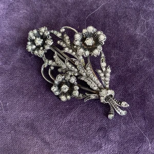 Brosch äkta silver  - Vacker brosch i äkta silver i form av blombukett  Stämplad