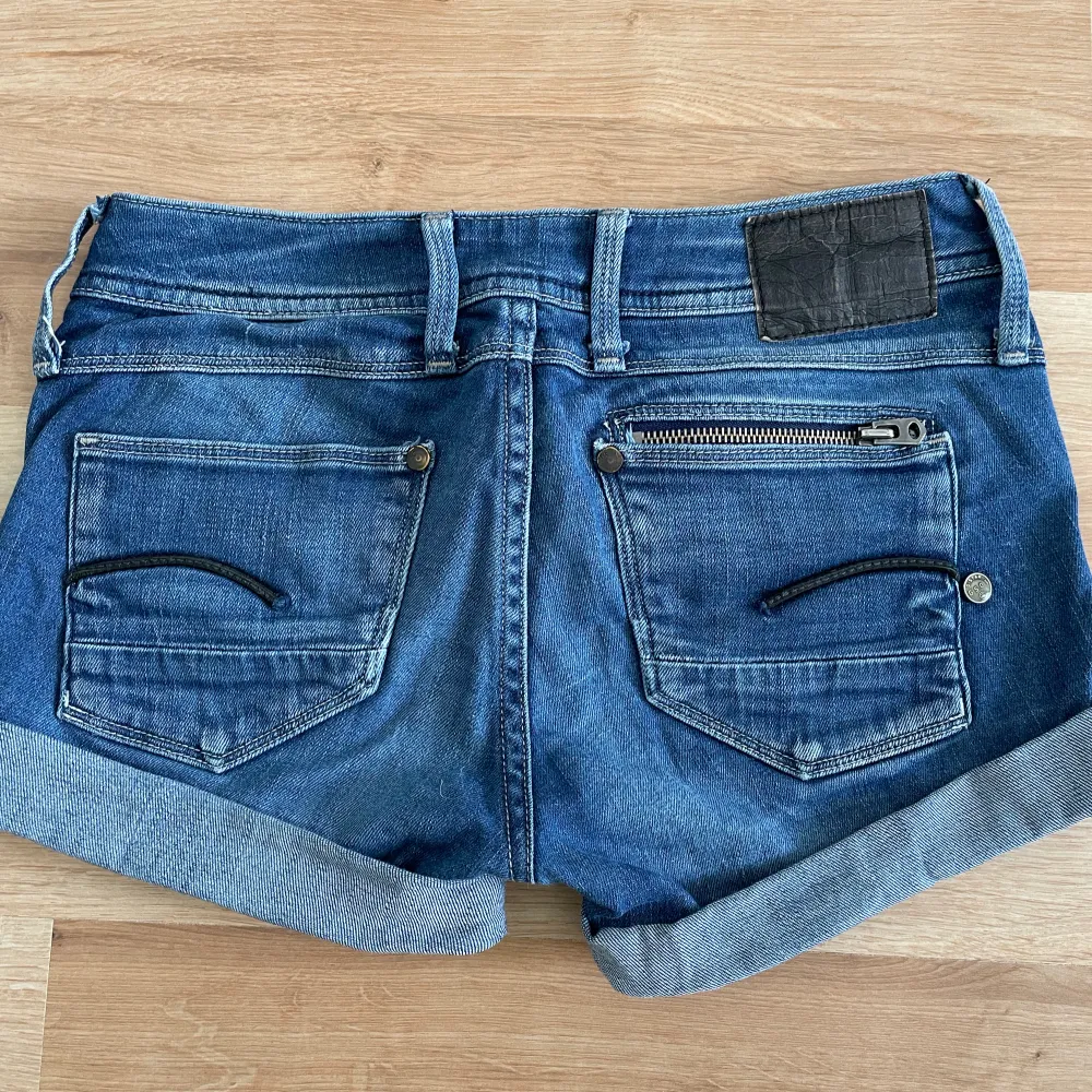 Lågmidjade jeansshorts. Köpta second hand men själv aldrig använt då de är för små.. Jeans & Byxor.
