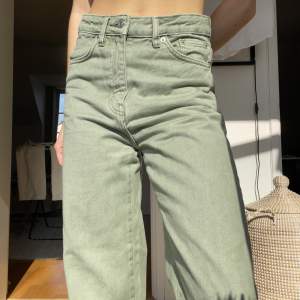 Grön/gråa, lite olivfärgade jeans från Lager 157. Tyvärr blivit för stora och måste sälja. Speciell men väldigt snygg färg på jeansen. Modellen ”Boulevard” i storlek S. Skulle däremot säga att det snarare är storlek M/38. Högre midja och raka.