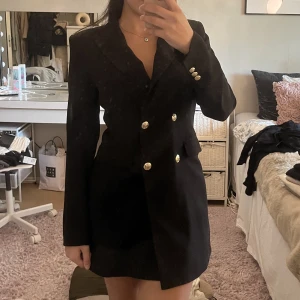 Kostymklänning från zara - En blazerklänning från zara, med guldknappar. Jätte stilig. I storlek S. Med pads i axlarna, som inte framhävs så stora. Klänningen är lite nopprig, kan dock fixas. Därav det billiga priset. 