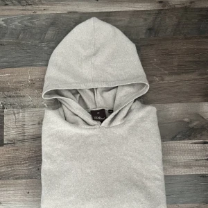 Merinoull hoodie - Säljer denna merinoull hoodien från Oscar Jacobsson. Den är i ny skick då den bara använd 2 ggr. Den är i 100% merinoull. Storleken är XS