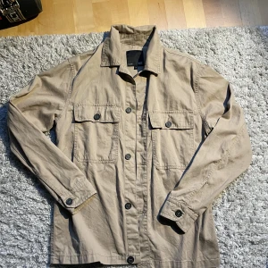 Jacka - Snygg, fräsh och bra skick. Jacka från Lager 157. Använt fåtal gånger. Skriv för fler frågor och bilder.