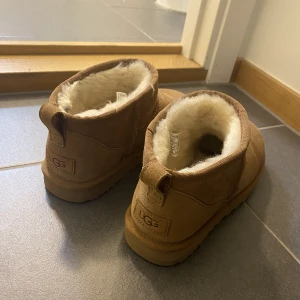 Uggs ultra mini  - Knappt använda så i bra skick förutom att det blivit vattenfläck längst fram. Se sista bilden. Nypris 2000kr Färg CHESTNUT
