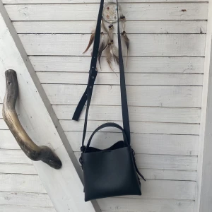 Väska mango - Liten väska från mango!! Knappt använd så är väldigt fin!!