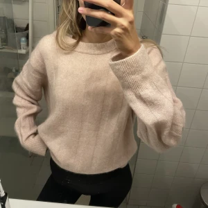 Fantastisk mohair-blended stickad💞🫶 - Funderar på att sälja denna! Storlek M men sitter fint oversized på mig som är en S. 37% ull, 32% mohair 28% polamid. Inte alls nopprig eller så🥹🫶