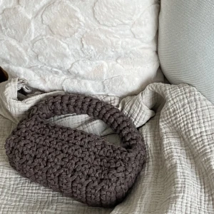 Handgjord virkad väska - Säljer! Virkad väska i brunt garn. 