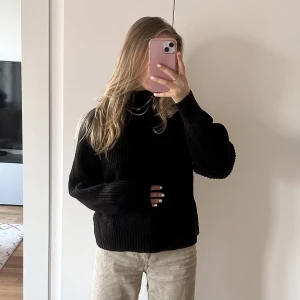stickad tröja - Svart stickad tröja från märket Noisy May - köpt från Nelly. Storlek S, passar även XS bra. Tröjan är i nyskick och är i bra kvalitet.💜 Hör av dig om du undrar något :)