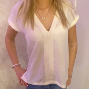 Vit vringning - Tunn tröja med vringning med ett material mönster som går in i mitten💗