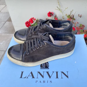 Lanvin Patent Cap Toe Sneaker Brun 6 - Hej, säljer ett par populära fräscha Lanvin DBB1 Cap Toes i brun färg. Size 6 vilket motsvarar 41. Inget OG medkommer. Bra skick på både mocka och toebox. Finns små defekter, bild kan fås i DM. Pris kan diskuteras. Hör av dig vid frågor. 