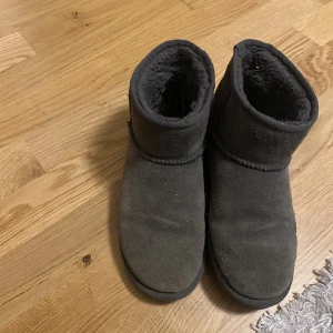 Fake uggs - Grå uggs liknande skor. (De är lite ljusare i dagsljus)