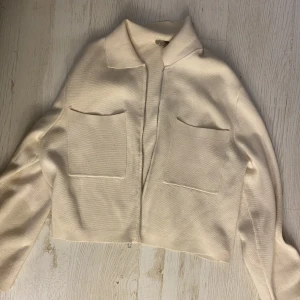 Åhléns kofta  - Kofta från Åhléns!!💕Nästan helt oanvänd. Ordinarie pris är 599kr 