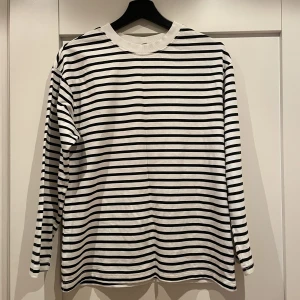 Randig tröja - Svartvit randig tunn tröja från Gina tricot, storlek XS