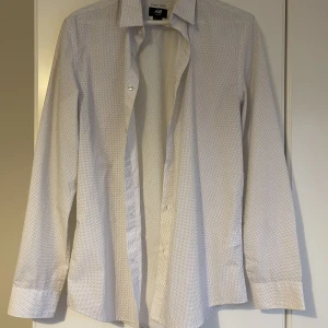 Skjorta  - Prickig skjorta i superskick från H&M är endast använd 1-2 ggr. 