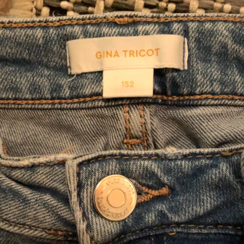 Lågmidjade bootcut jeans från Gina tricot Young i storlek 152, säljer pga att dem är för korta💕 Använda några gånger men har inga hål eller andra skador🥰. Jeans & Byxor.