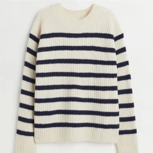 Stickad tröja - 100kr. Strl S