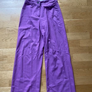 Kostymbyxor - Kostymbyxor från Bershka. Har en liten fläck längst ner på byxan på höger ben men inget man lägger märke till (se sista bilden) 