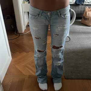 Ett par till skitsnygga lågmidjade Victoria Beckham jeans. Sitter helt perfekta och i extremt bra skick. Enda defekten är några stenar som ramlat av (se sista bild) personen på bilden är ungefär 170 cm lång och brukar ha 27/32! 