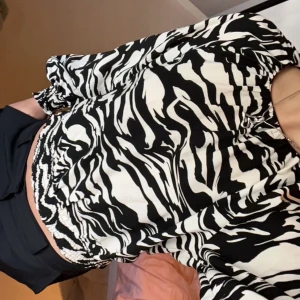Blus från HM - Slutsåld zebra mönstrad blus från HM som är i nyskick 💕