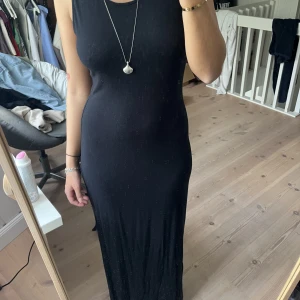 Klänning - Klänning köpt secondhand, passar som en S men är stretchig så passar absolut större och mindre! ( det är spegeln som är dammig)😊
