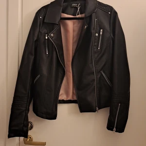 HELT NY JACKA OANVÄND - Jag försöker sälja min jacka för jag använder inte den plus har aldrig använt dene helt ny. PRISET KAN DISKUTRAS