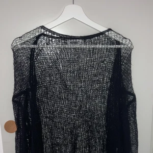 Svart stickad tröja - Snygg svart stickad tröja från Weekday I storlek M  Aldrig använt och i super bra skick Skriv för fler bilder/info 💕🫶