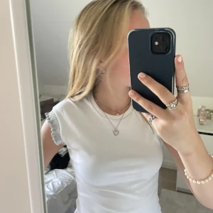 Topp med glittriga ärmar - En söt topp med korta glittriga ärmar, den är aldrig använd men lappen har dragits bort. 