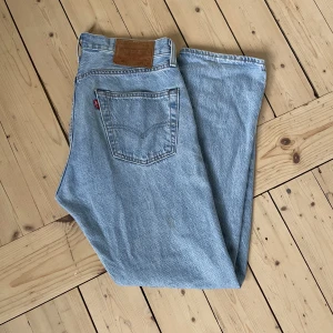 Levi’s 501 - Tja! Säljer dessa riktigt feta jeans. Dem är i topp kvalitet och använd ett fåtal gånger. Nypris 1100kr mitt pris 219kr🤩 Allt tvättas och stryks innan utskick. (Skriv för mer bilder) modellen är 170 väger 65kg och brukar bära 31/30😁