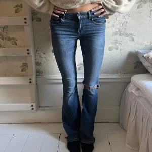 Blåa bootcut jeans - Säljer dom snyggaste blåa bootcut jeansen som är lågmidjade och helt perfekta i längden 😍😍❤️