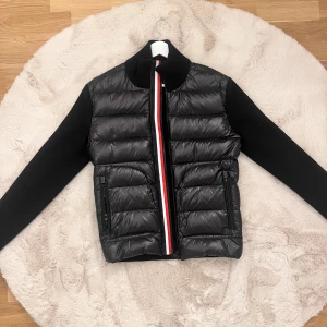 Moncler cardigan - En moncler cardigan i väldigt bra skick, inga defekter eller flaws. Vid frågor eller funderingar så är det bara att kontakta oss😀 Mvh blanco!