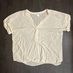blus🤍 - en kortärmad blus i tunt material med knappar framtill!