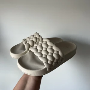 Tofflor - Så fina tofflor ifrån H&M, använda fåtal gånger! 🤍