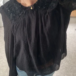 Mesh blus med detaljer🖤 - Superfin ”mesh” blus med paljetter detaljer på bröstet💓 säljs för att den inte används, lika fin både bak och fram💕  Kontakta mig för fler bilder, frågor och intresse!❤️‍🔥