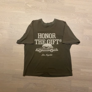 Honor The Gift T-shirt  - Använt skick men utan några skador. Storlek M, sitter tts men något oversized. 