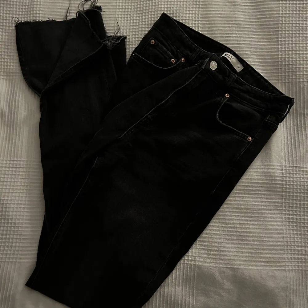Säljer mina svarta jeans ifrån ginatricot med slit. Säljer då det är för stora, väl använda men i gott skick! Köpa för 2 år sedan. I storlek 36. Säljer för 200+frakt! Nypris ca 500. Jeans & Byxor.