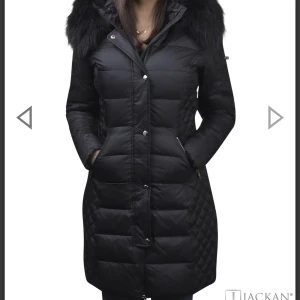 Rock & blue jacka - Hej, säljer min rock & blue jacka som e använd en vinter. Pälsen är äkta och är i bra skick. Köpt för 4200 ❤️