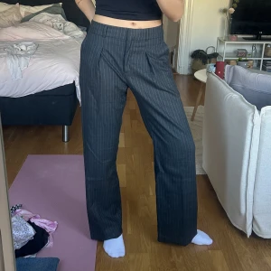 stockholm kostymbyxor  - mörkgrå, randiga och långa kostymbyxor från märket stockholm från MQ! jag är 179cm för referens och går ner till fötterna på mig!