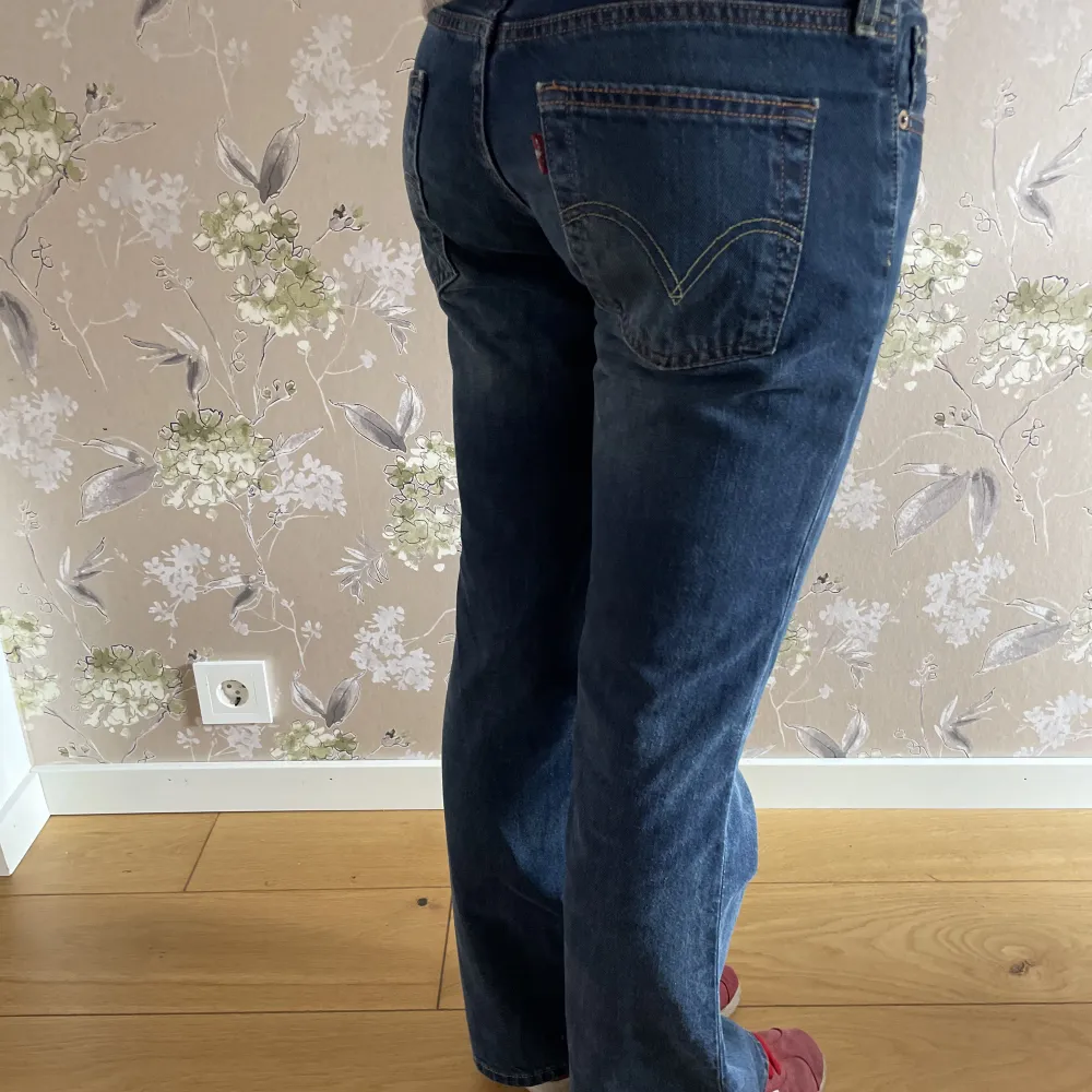 Vintage bootcut Levis jeans som inte kommer till användning. Storleken är 28 och 30 i längd, lågmidjade.💞 midjemått: 38 cm och innebenslängd: 80 cm. Jeans & Byxor.