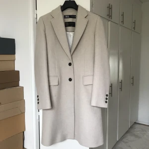 Zara kappa - Lyxig kappa i ull från Zara. Kappan är i hög kvalite då den är i Manteco ull och är mycket varm. Passar XS-S och är använd 2-3 gånger. Lätt figursydd vilket framhäver samt smickrar figuren.  Köpt för 1190 kr. 