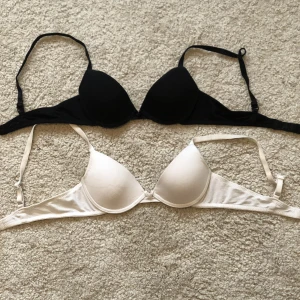 Bh set - Basic t-shirt bh set från Lindex. En vit och en svart. Bra skick💕 Skriv för fler frågor!🩷🩷